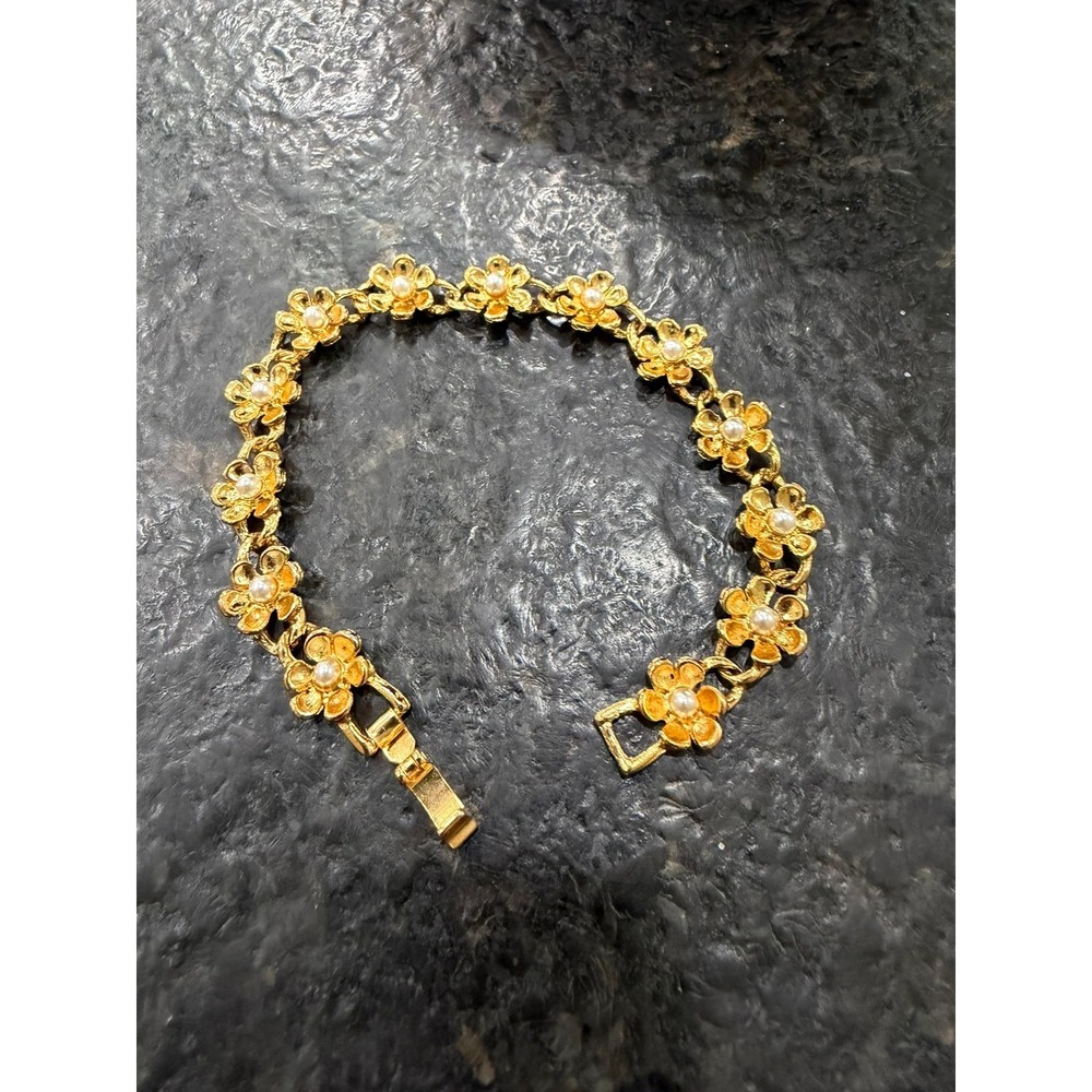 Vintage 1980s Gold Tone Daisy Flower Bracelet with Ivory Glass Pearl Centers